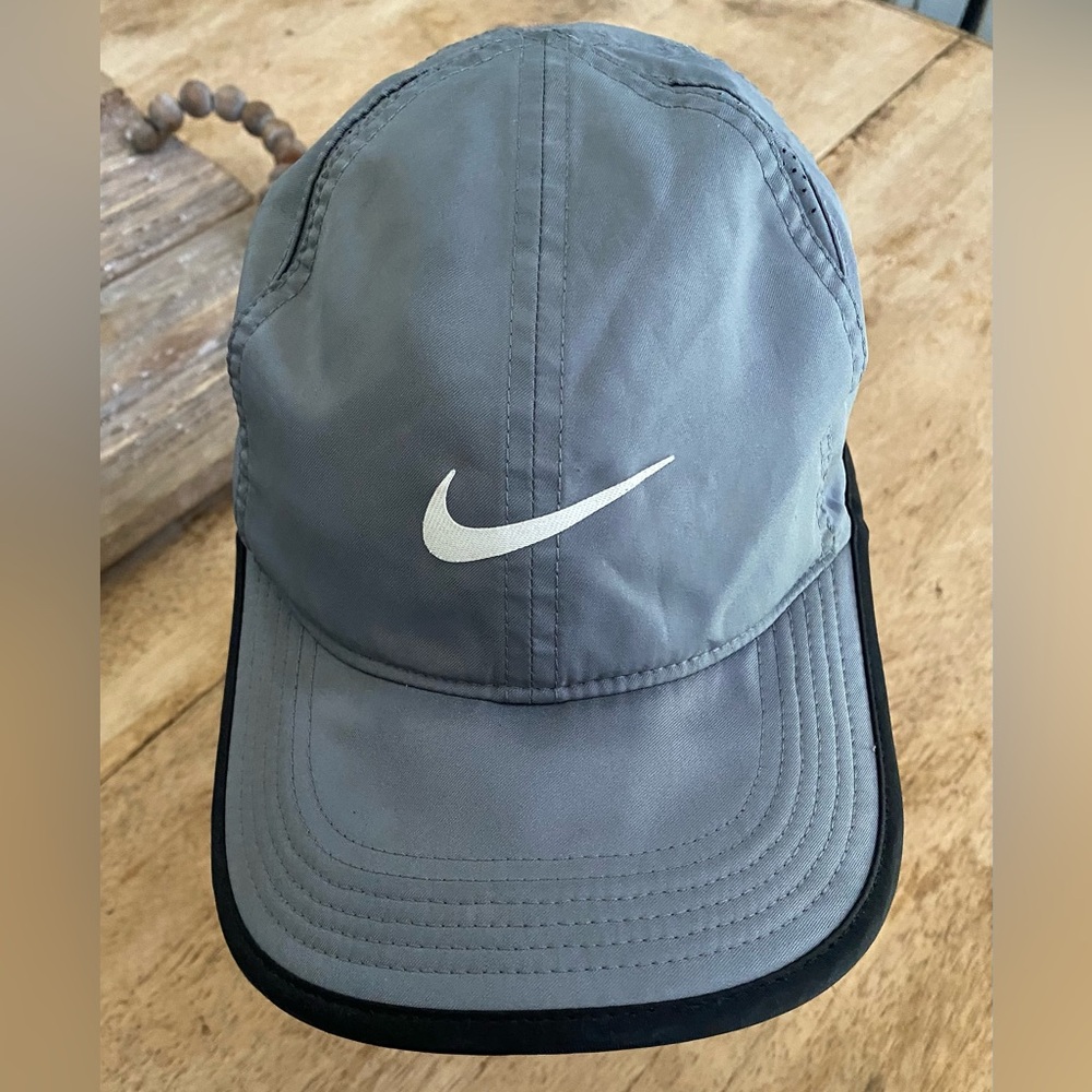 Nike Featherlight Dri Fit Adult Unisex‎ OS Gray/Black Adjustable Cap